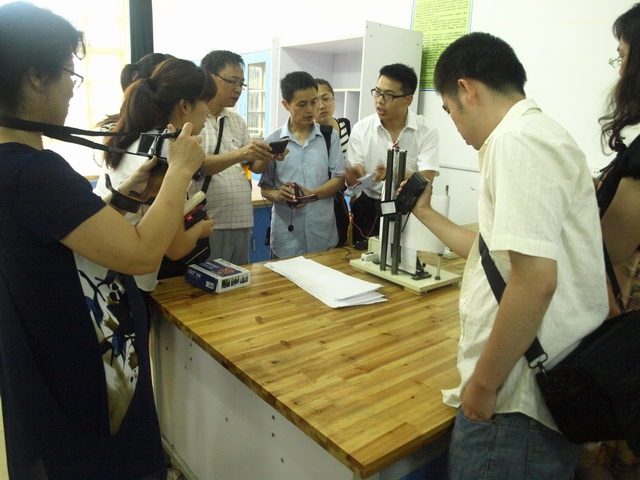 04-自制仪器与实验设计一等奖获得者席靖同学进行大会展示.jpg
