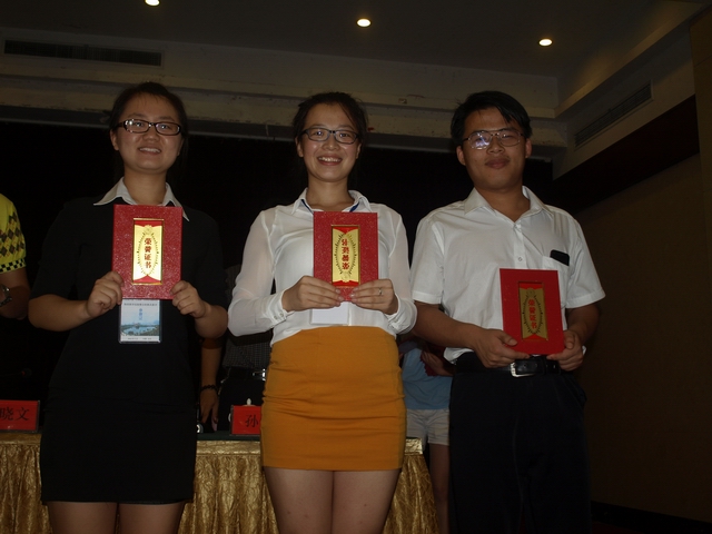 02-教学技比赛奖学生(左起赵佩莹、王霞、霍晶).jpg